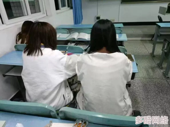 和女同学在教室做得好爽，意外发现学习的乐趣与友谊的深度交融，让我们更加珍惜校园时光